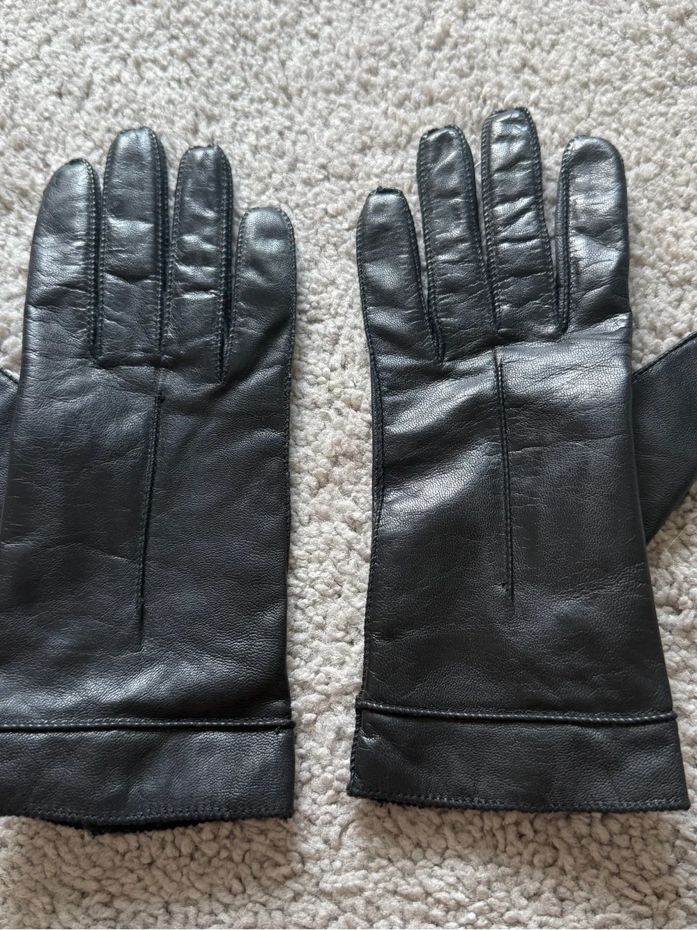 Elegant Black Leather Women’s Gloves